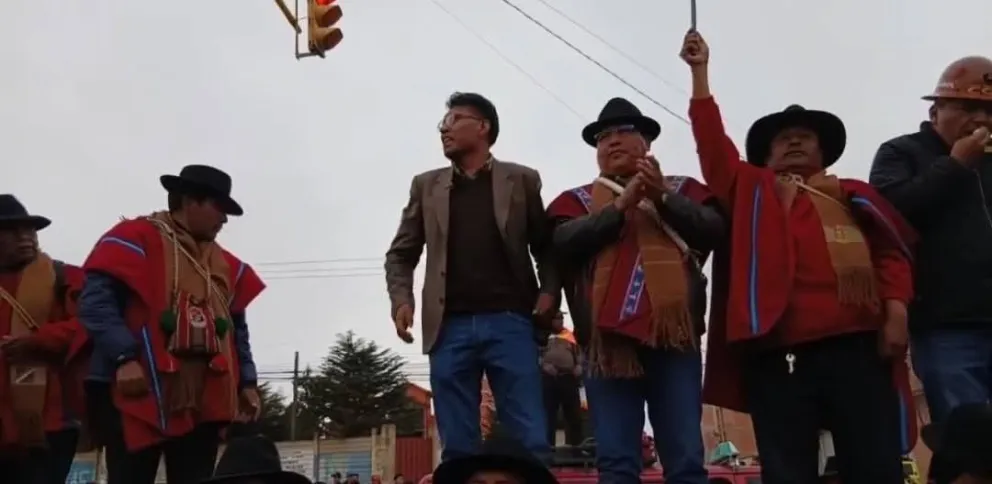 El senador suplente Nilton Condori junto a los ponchos rojos de la provincia Omasuyos, en la zona Río Seco.