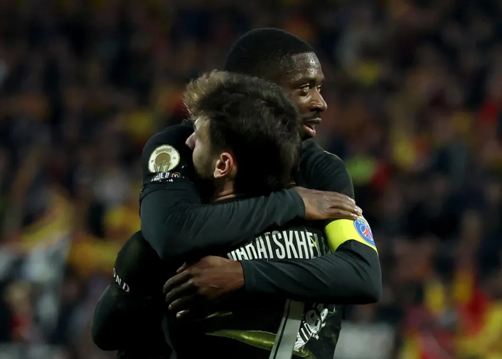 Khvicha Kvaratskhelia y Ousmane Dembelé, jugadores del PSG, celebran el primer gol ante el Lens. Foto: EFE