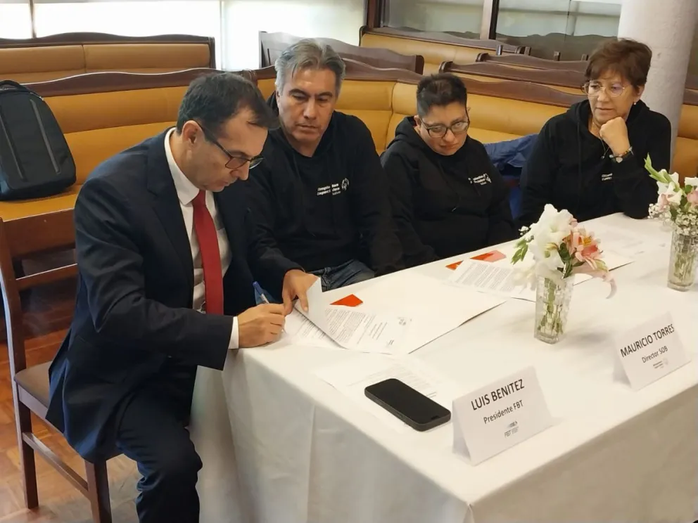 Benítez (izq.) firma el convenio con Olimpiadas Especiales Bolivia. Foto: FBT.