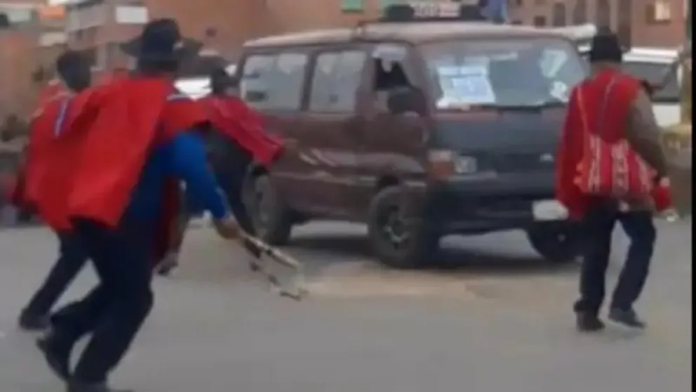 Los ponchos rojos desatan el temor en la ciudad de El Alto, donde rompieron los vidrios de vehículos del transporte público y golpearon a transeúntes y periodistas. Foto Red Uno