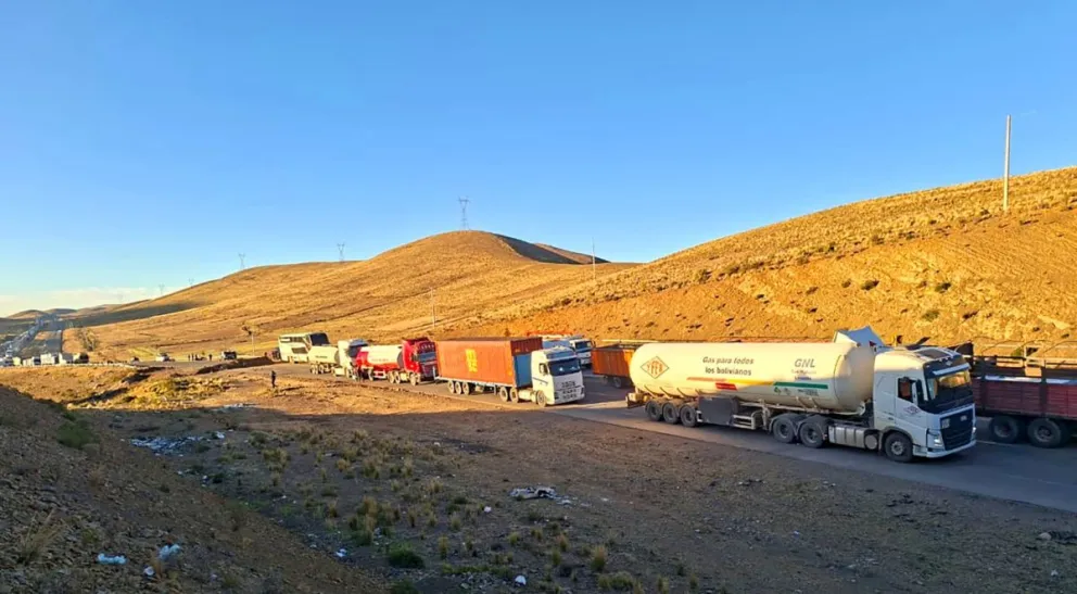 Una cisterna criogénica con Gas Natural Licuado (GNL) quedó varada en el bloqueo de Konani, en la carretera Oruro–La Paz. Foto: YPFB