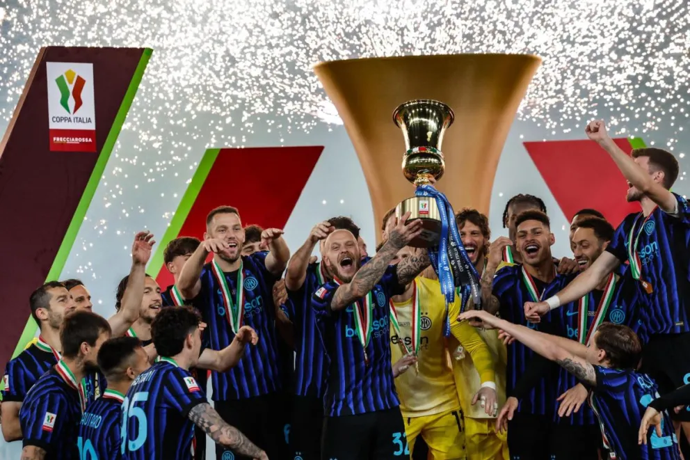 Jugadores del Inter festejan su título de la Copa Italia. Foto: EFE.