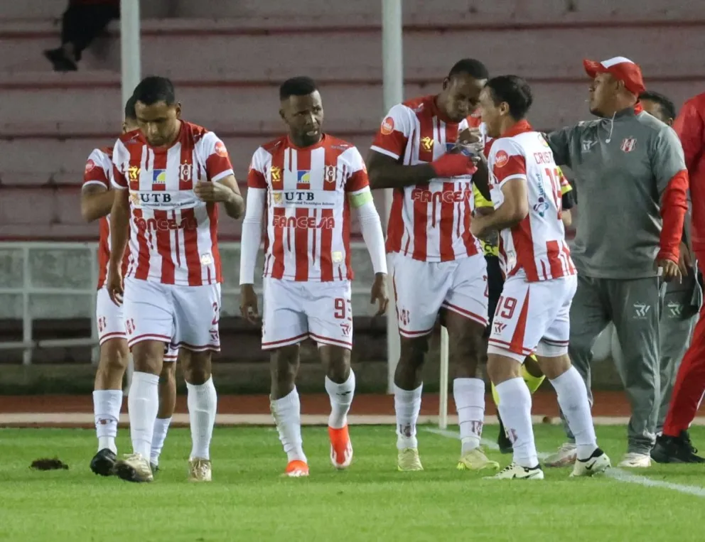 Jugadores de Independiente festejan por uno de sus tres goles. Foto: Agencia Marka Registrada.