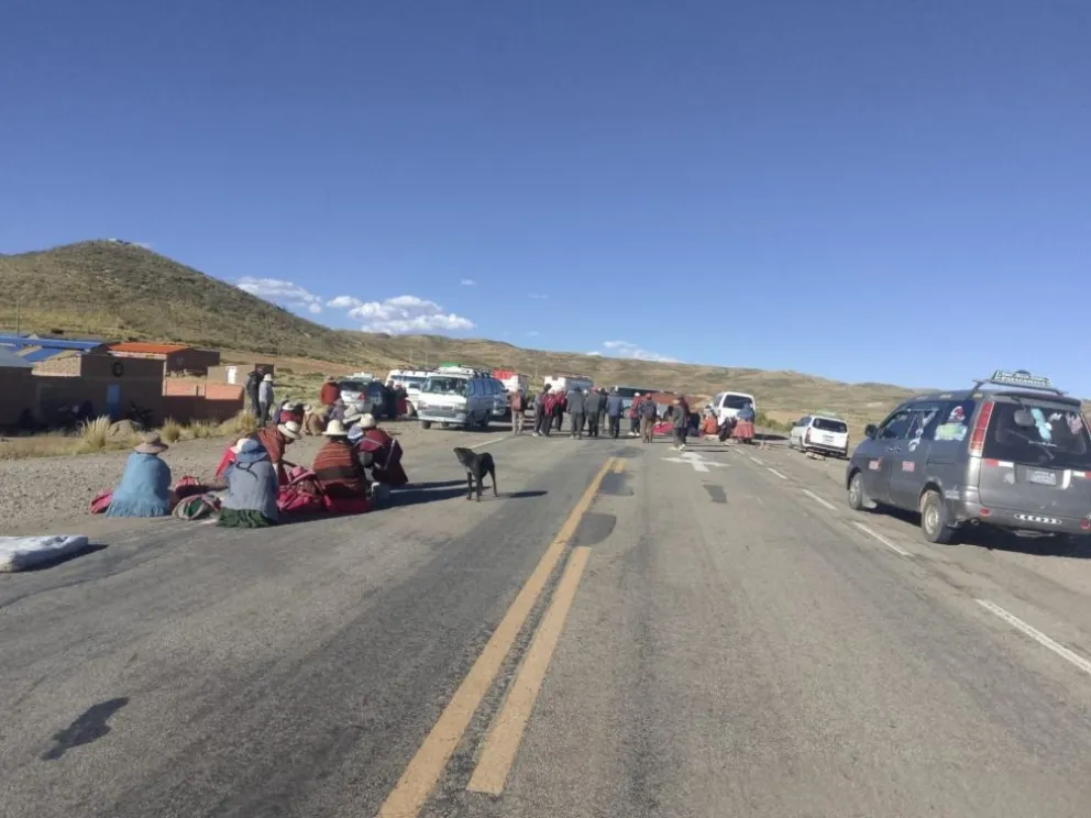 Los bloqueadores impiden el paso de ambulancias, enfermos  y cisternas que transportan oxígeno a los hospitales de La Paz. Foto: ABC