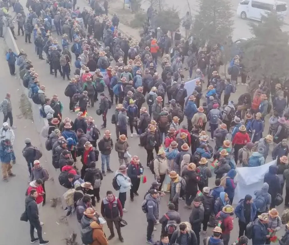 Cooperativistas mineros que llegaron a El Alto la noche de ayer se aprestan a iniciar una marcha. Foto: Horacio Martínez