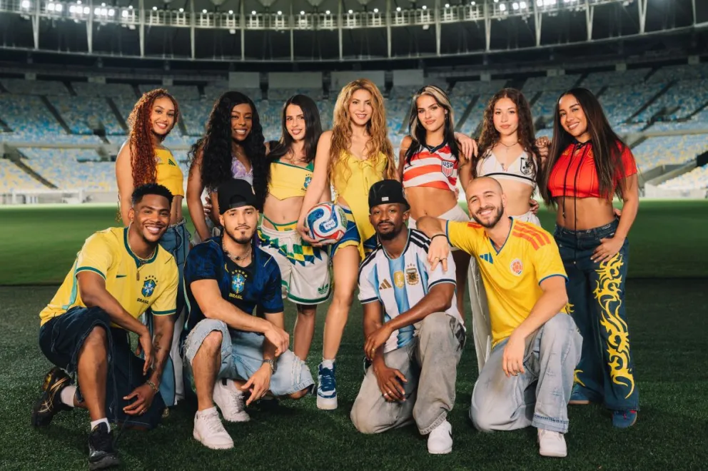 La cantante Shakira (centro) con los bailarines de la nueva canción del Mundial 2026. Foto: Shakira.