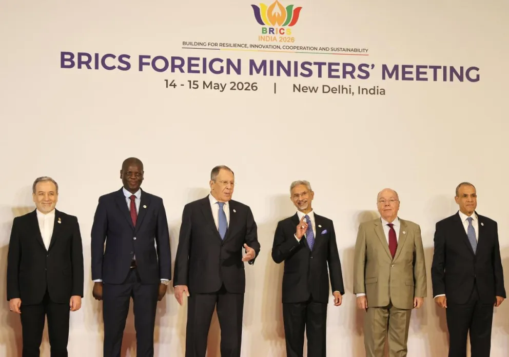 Los ministros de Exteriores de Rusia e India, Sergei Lavrov y Subrahmanyam Jaishankar, en el centro de la imagen junto a cancilleres de Brasil, Egipto, Irán y Sudáfrica en Nueva Delhi. Foto: EFE