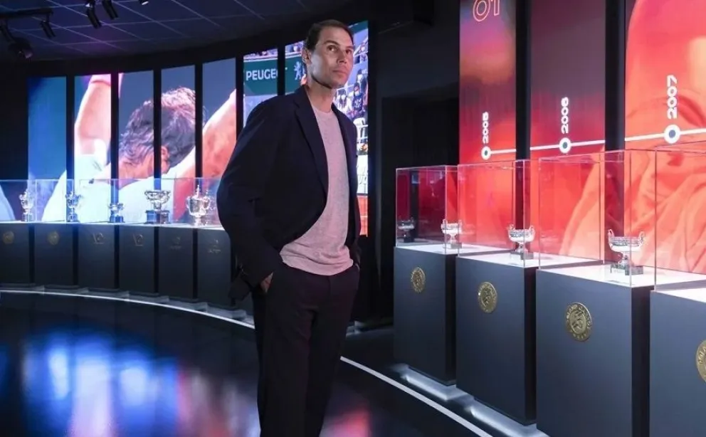Nadal dentro de su museo con varios de sus trofeos. Foto: EFE.