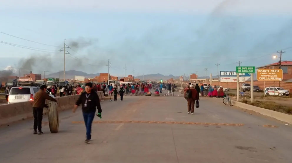 Uno de los puntos de bloqueo en El Alto - Viacha. Foto: Viacha Informa