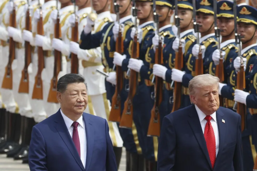 El presidente chino Xi Jinping inspecciona una guardia de honor junto al presidente estadounidense Donald Trump durante una ceremonia de bienvenida en el Gran Salón del Pueblo en Pekín, China, este jueves. Foto: EFE 
