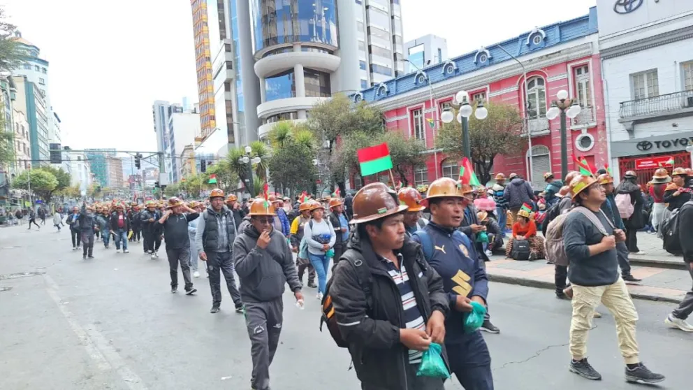 Masiva marcha de cooperativistas mineros colapsó el centro paceño. Foto: Visión 360