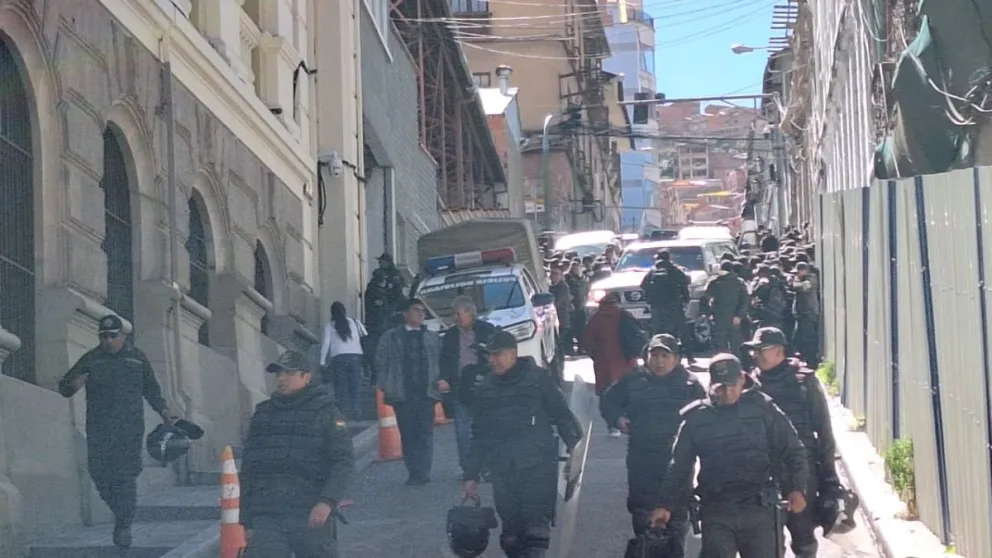 Efectivos de la UTOP se concentran en la calle Junión, en la plaza Murillo. Foto: Visión 360