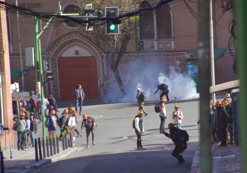 Efectivos policiales utilizan agentes químicos para dispersar a decenas de cooperativistas auríferos que lanzaban cachorros de dinamita e intentaban ingresar a la Plaza Murillo. Foto: APG