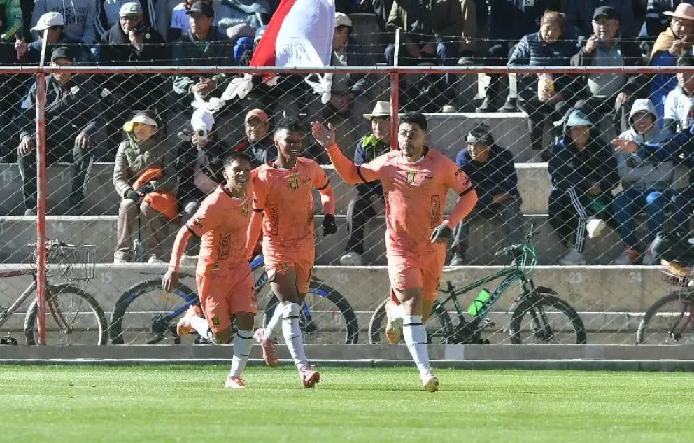 Jugadores atigrados celebran el gol del Lom. Foto: APG.