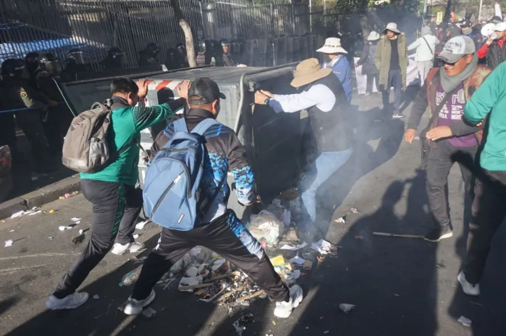 Los maestros rurales destrozaron las rejas de las jardineras y los contenedores de basura. Foto: APG