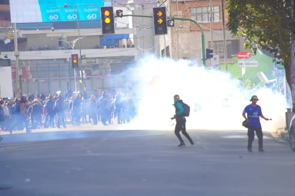 Los cooperativistas mineros lanzaron piedras y cartuchos de dinamita y, en respuesta, los policías los dispersaron con gases lacrimógenos. Foto: APG.