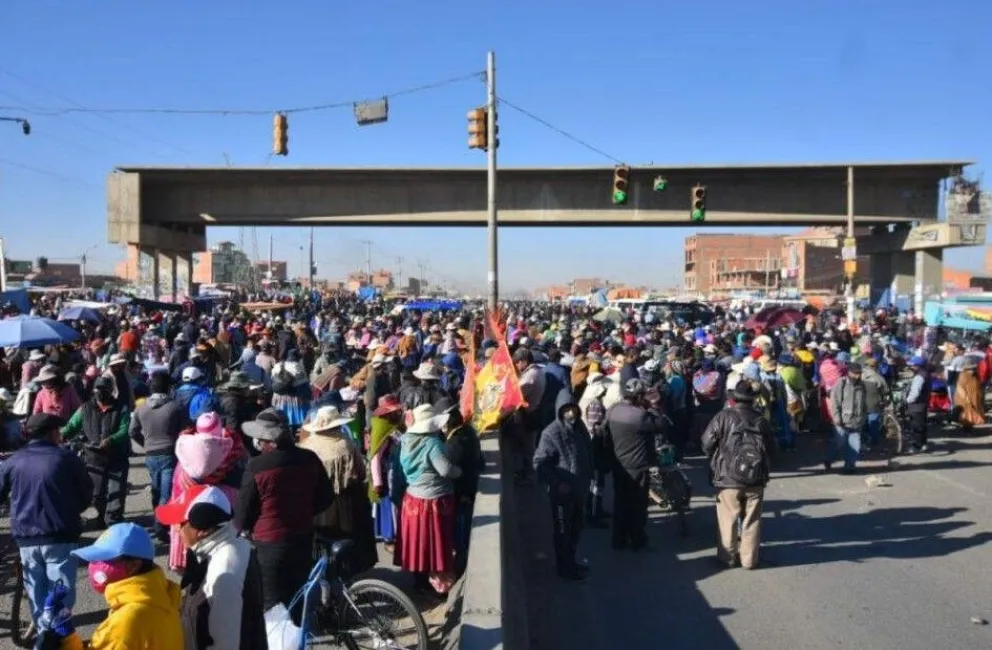Los bloqueos impidieron el paso de la ambulancia que trasladaba a la joven, quien se encontraba en estado crítico. Foto: ABI
