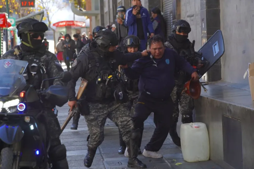 Cooperativistas mineros y maestros rurales desataron violencia en la ciudad de La Paz. Foto: APG
