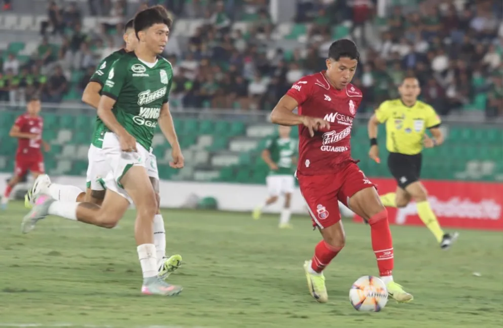 Peredo, jugador de Guabirá, se escapa a la marca de un defensor de Oriente. Foto: Agencia Marka Registrada