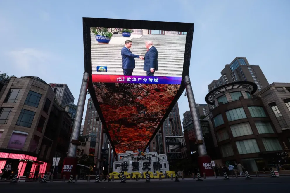 El presidente chino, Xi Jinping, y el presidente estadounidense, Donald Trump, se saludan en una pantalla gigante en Pekín. Foto: EFE