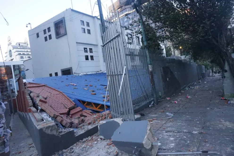 Pugna interna en el magisterio rural provoca la violencia de los profesores que destrozaron parte de la estructura del Ministerio de Educación. Foto APG