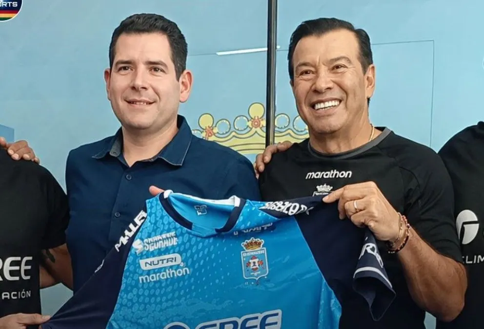 Sebastián Peña (izq.) y Erwin Sánchez agarran la polera de Blooming. Foto: Nexo Sports