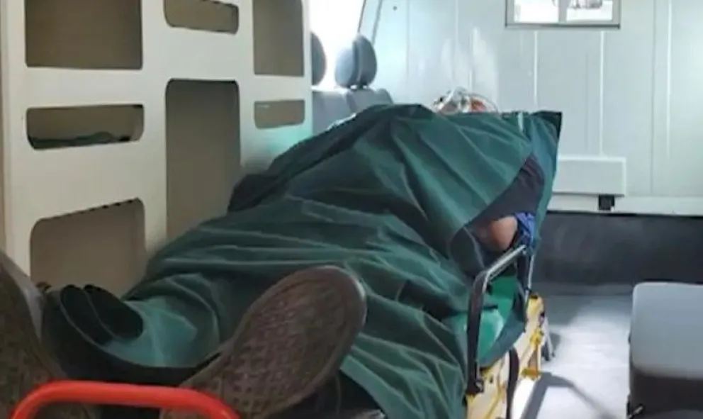 El diputado cruceño Roger Labardens Varga fue trasladado a un centro de salud tras golpes recibidos. Foto: Unitel