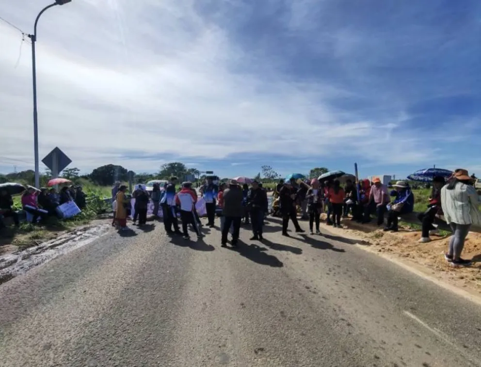 En Santa Cruz y Cochabamba, campesinos, fabriles y maestros bloquean las carreteras. Foto: ABC
