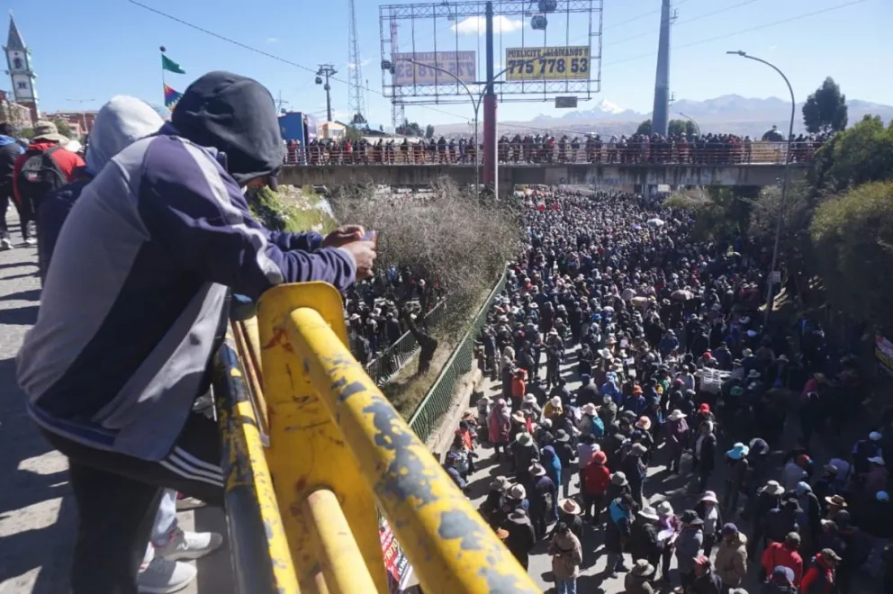 Uno de los bloqueos instalados en uno de los ingresos de la ciudad de El Alto. Foto: APG