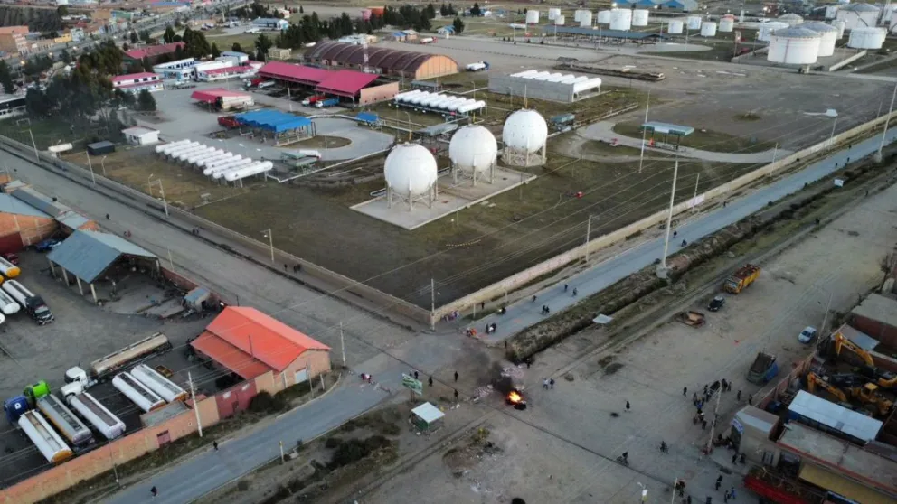 Vista panorámica de las fogatas encendidas por bloqueadores cerca de las esferas de almacenamiento de Gas Licuado de Petróleo (GLP) en la Planta Senkata. Foto: YPFB