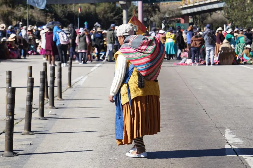 Uno de los puntos de bloqueo instalado en el ingreso a la ciudad de El Alto. Foto: APG