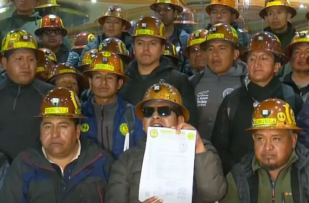 Los dirigentes de la Federación Departamental de Cooperativas Mineras de La Paz (Fencomin La Paz) ofrecieron este viernes una conferencia de prensa. Foto: captura.
