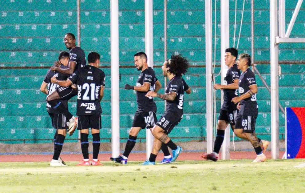 Los jugadores de Aurora celebran su primer gol convertido por Denis Olivera. Foto: Agencia Marka Registrada