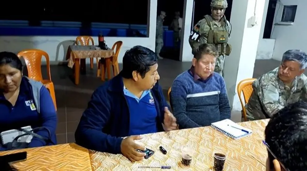 La reunión que se realizó esta madrugada en la Novena Divisón, en Villa Tunari. Foto: Captura de pantalla de RKC