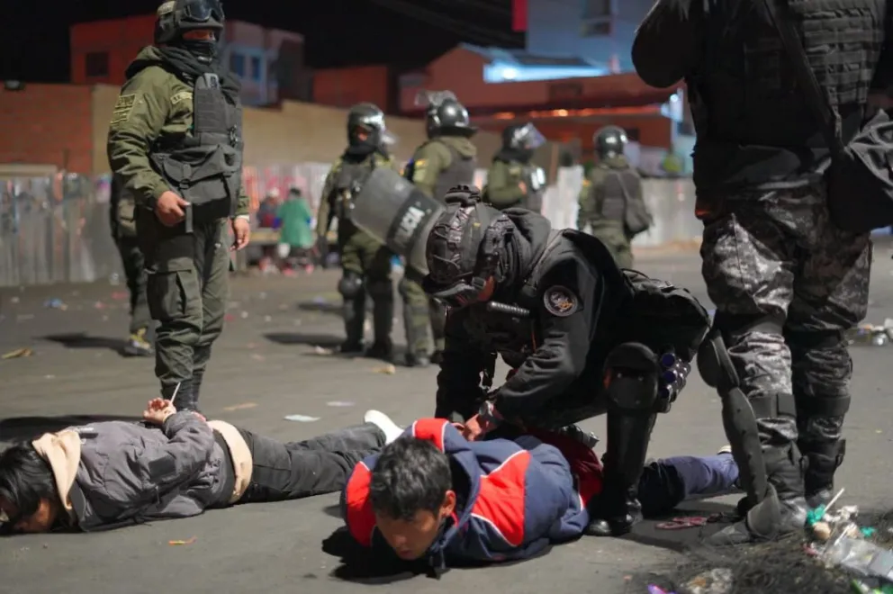 La Policía avanza en los operativos de desbloqueo en El Alto. Foto: APG