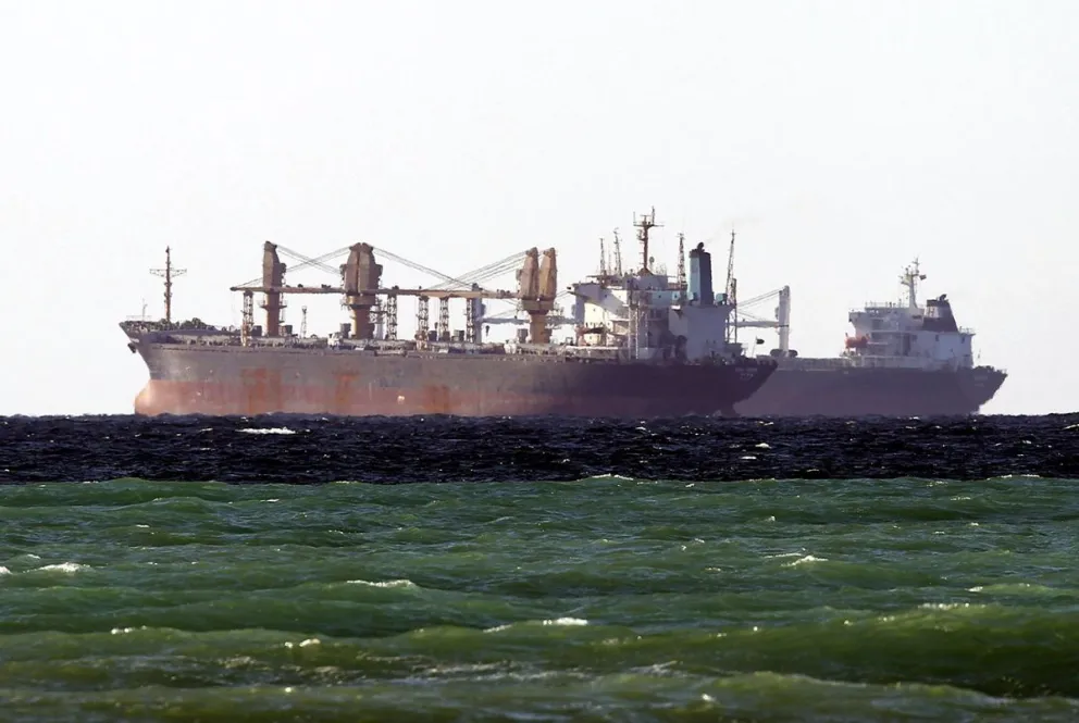 Imagen de archivo de un petrolero cruzando el Estrecho de Ormuz, en Omán. Foto: EFE