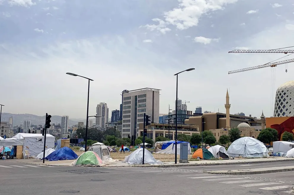 Tiendas de campaña de familias libanesas desplazadas en una plaza de Beirut. Foto: EFE
