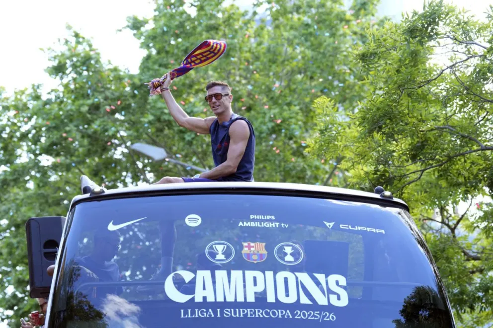Lewandowski celebra la consecución del título de Liga durante la rúa del equipo azulgrana, el pasado lunes. Foto: EFE.