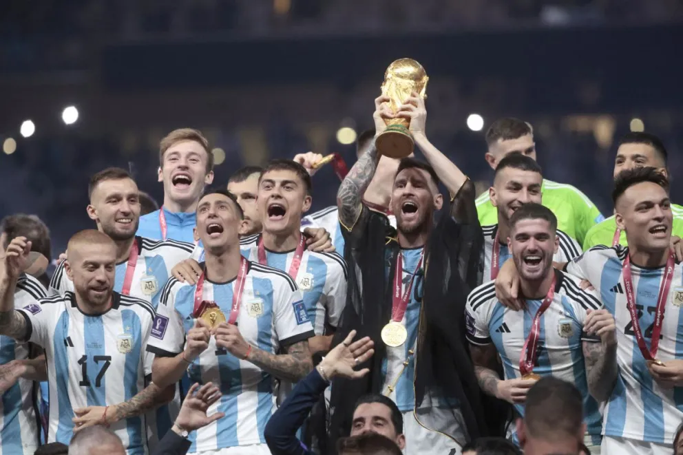 Messi levanta la copa del mundo en Catar 2022. Foto: EFE.