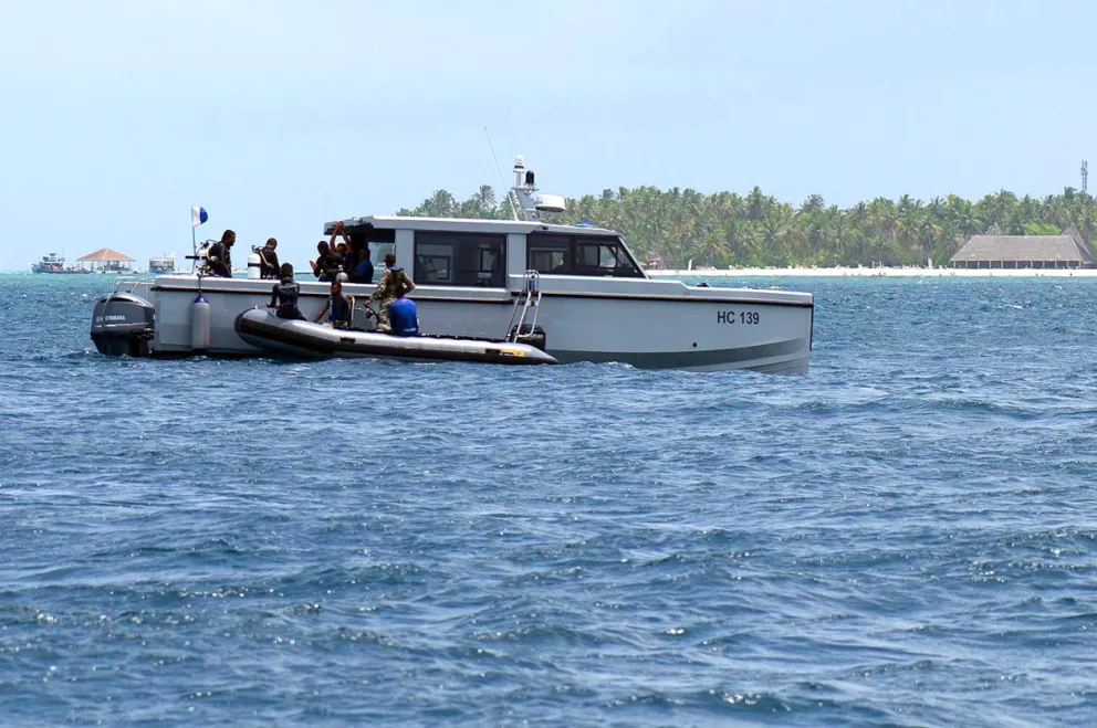 Un buzo de la Fuerza de Defensa Nacional de Maldivas (MNDF) falleció este sábado mientras participaba en las labores de rescate de los cuerpos de los cuatro turistas italianos desaparecidos desde el pasado jueves. Foto EFE