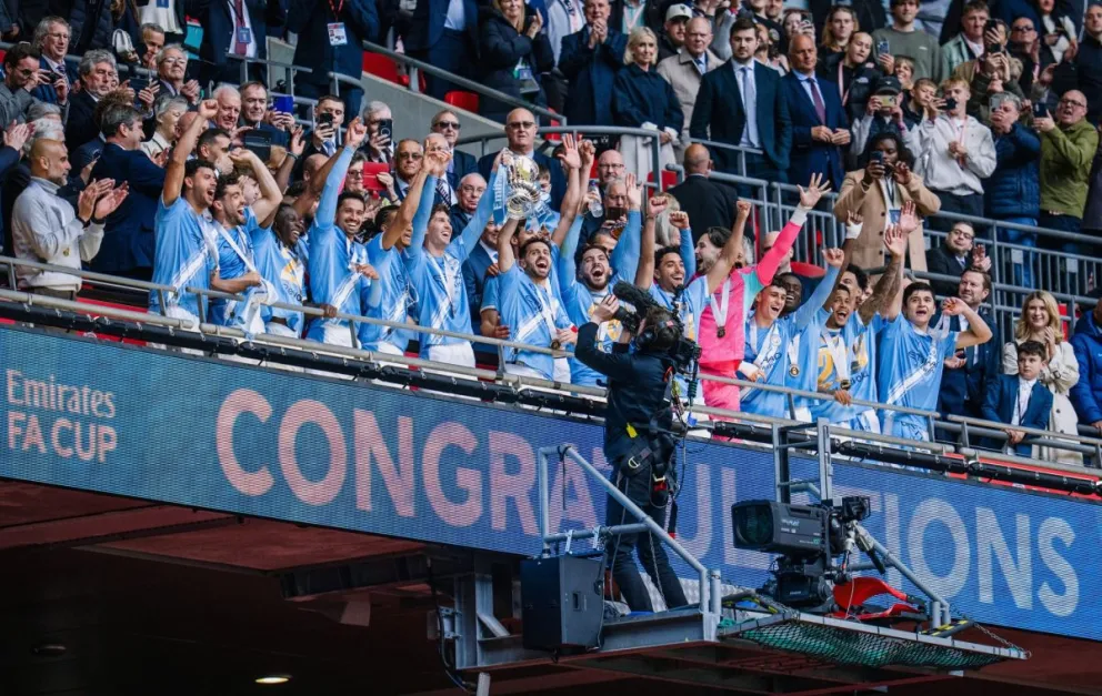 Jugadores del City festejan con su nuevo trofeo. Foto: Manchester City.