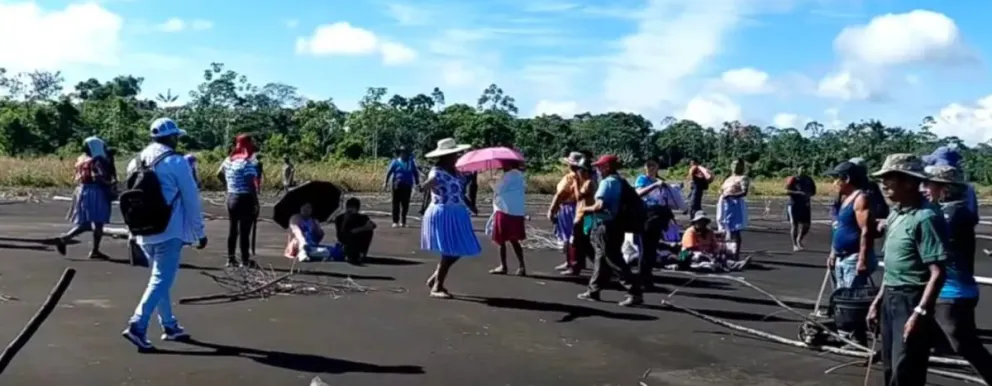 Cocaleros del trópico toman el aeropuerto de Chimoré en el trópico de Cochabamba. Foto: Unitel