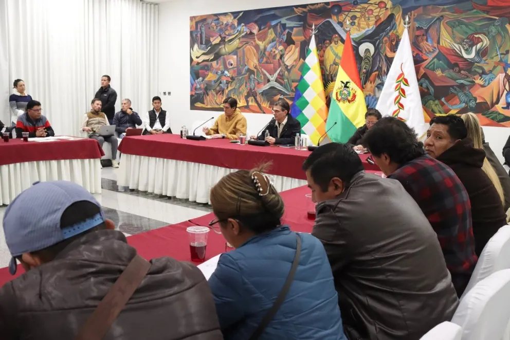 Paz y los dirigentes de El Alto, este sábado. Foto: Obras Públicas
