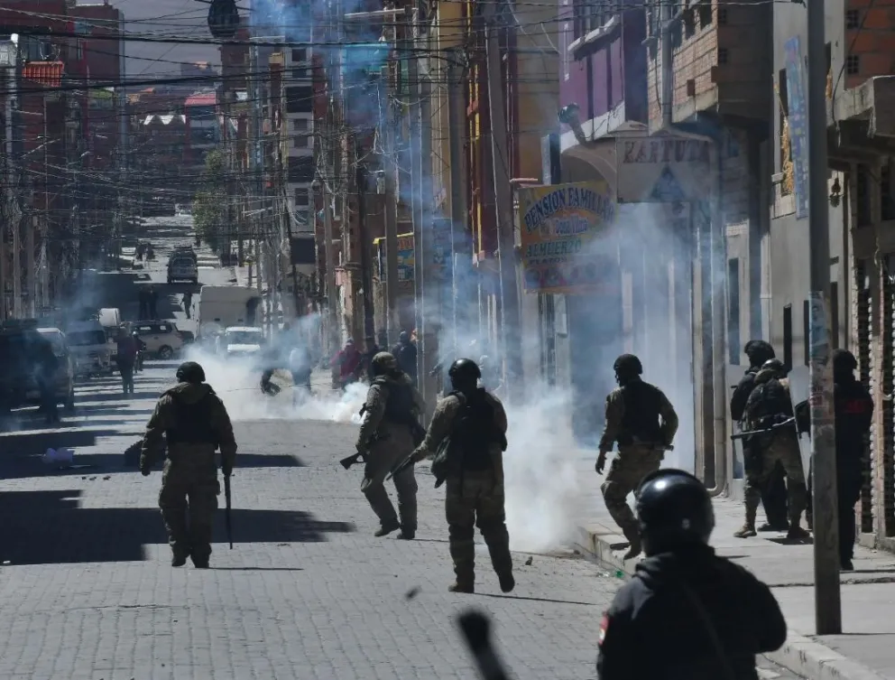 Efectivos policiales durante el operativo en El Alto. Foto: APG