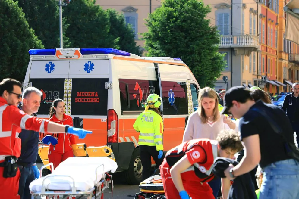 Fuerzas del orden y personal de emergencia trabajan en la zona donde un vehículo arrolló este sábado a varios peatones en el centro de Módena (norte de Italia). Foto EFE