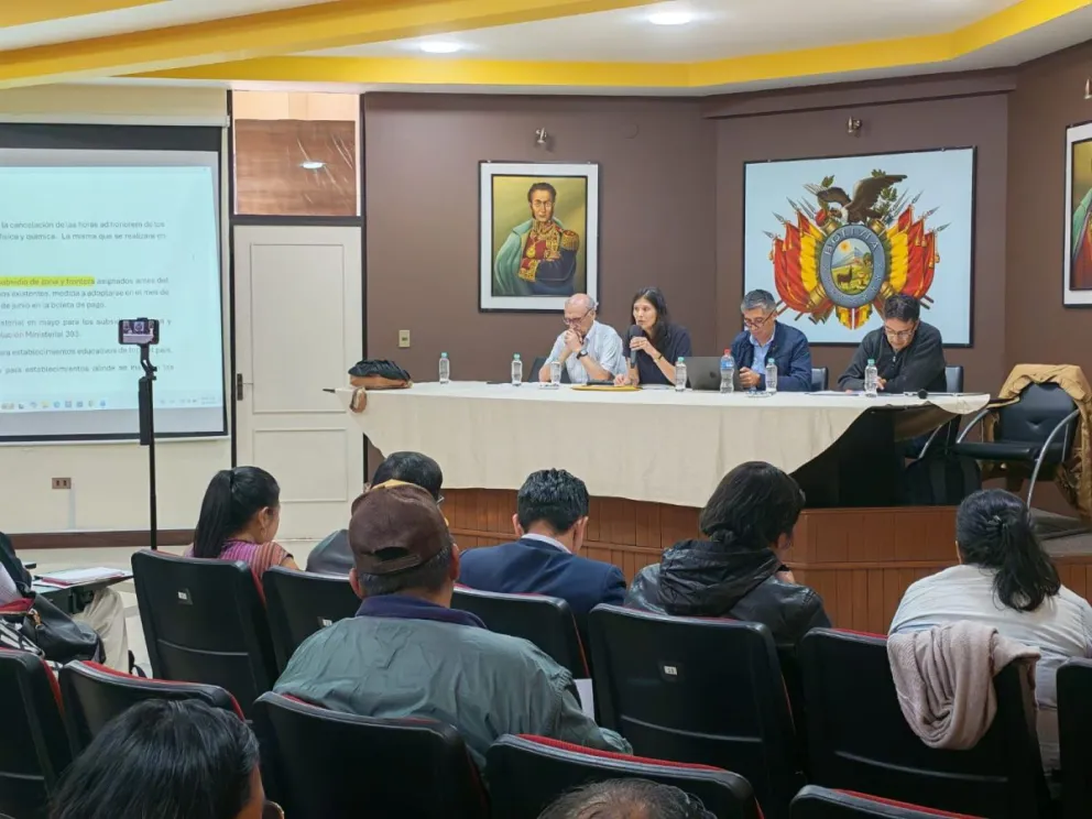 Las autoridades de Educación y Economía, en la reunión con el Magisterio Urbano en Cochabamba. Foto: Ministerio de Educación