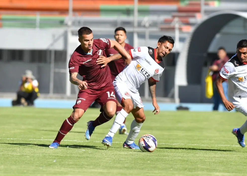 Matheus (izq.), de Bolívar, y Jair Torico luchan por la pelota. Foto: APG.