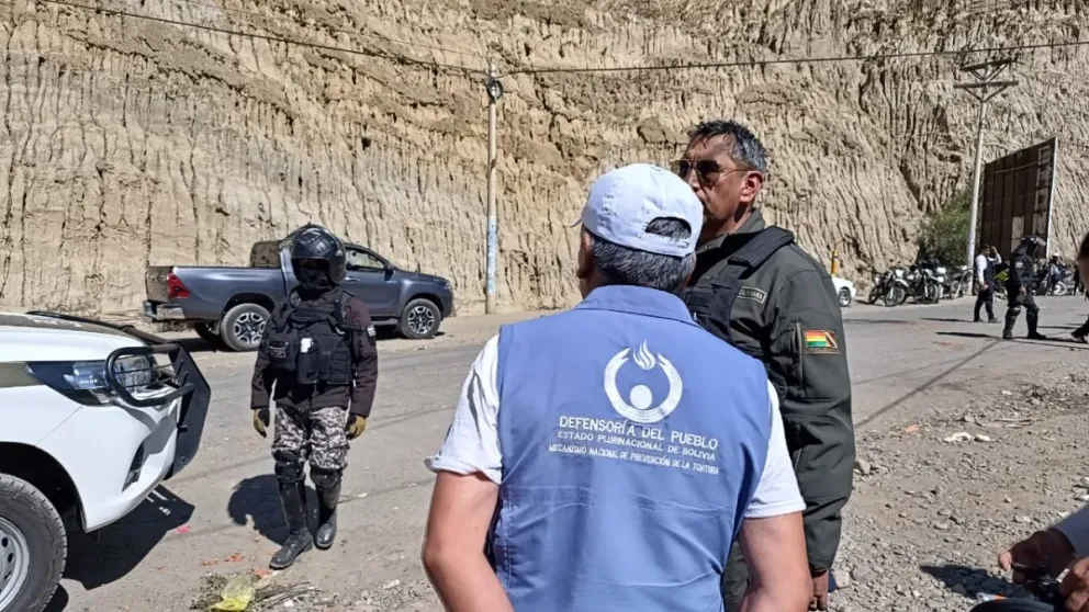 Personal de la Defensoría del Pueblo en uno de los puntos de desbloqueo. Foto: Defensoría del Pueblo