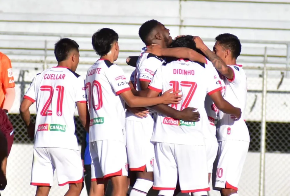 Futbolistas de FC Universitario celebran uno de sus goles. Foto: Agencia Marka Registrada.