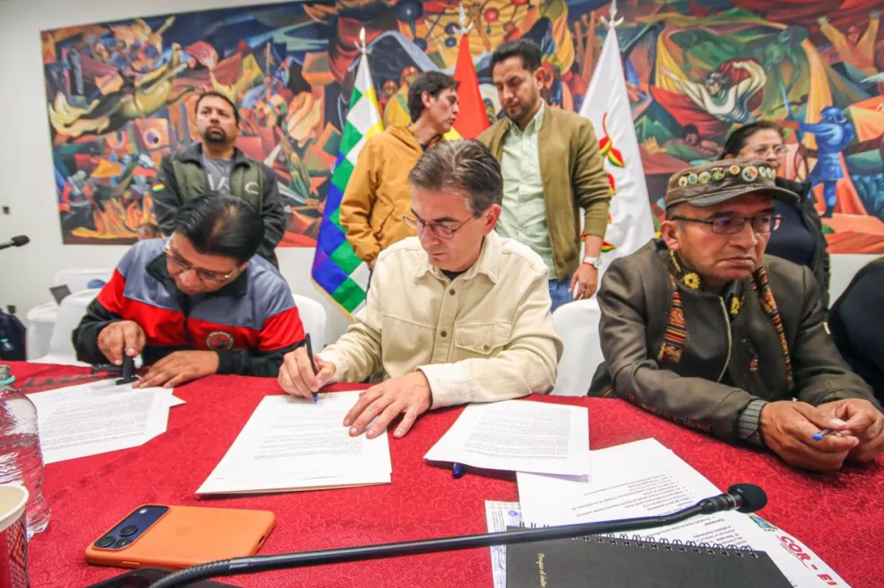 El presidente Paz en el momento en el que suscribe los acuerdos con los drigentes de El Alto. Foto: Oficina del Presidente